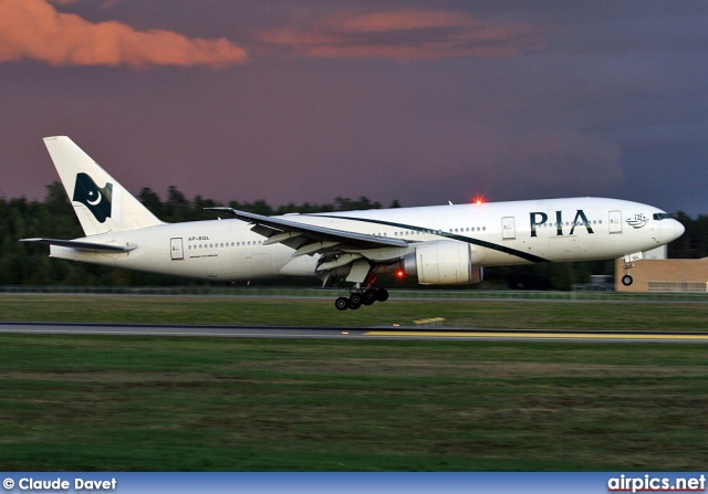 AP-BGL, Boeing 777-200ER, Pakistan International Airlines (PIA)