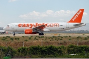 G-EZUY, Airbus A320-200, easyJet