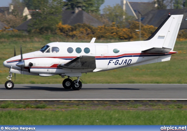 F-GJAD, Beechcraft E90-King Air, Private