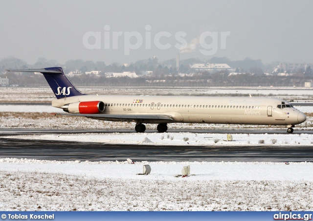 SE-DIN, McDonnell Douglas MD-82, Scandinavian Airlines System (SAS)