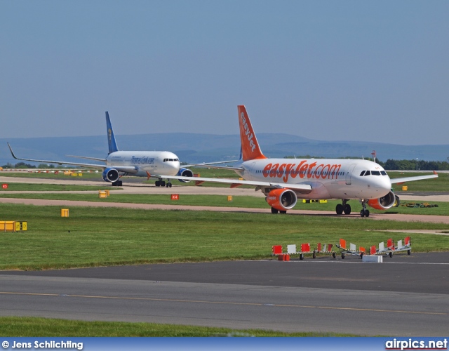 G-EZUG, Airbus A320-200, easyJet